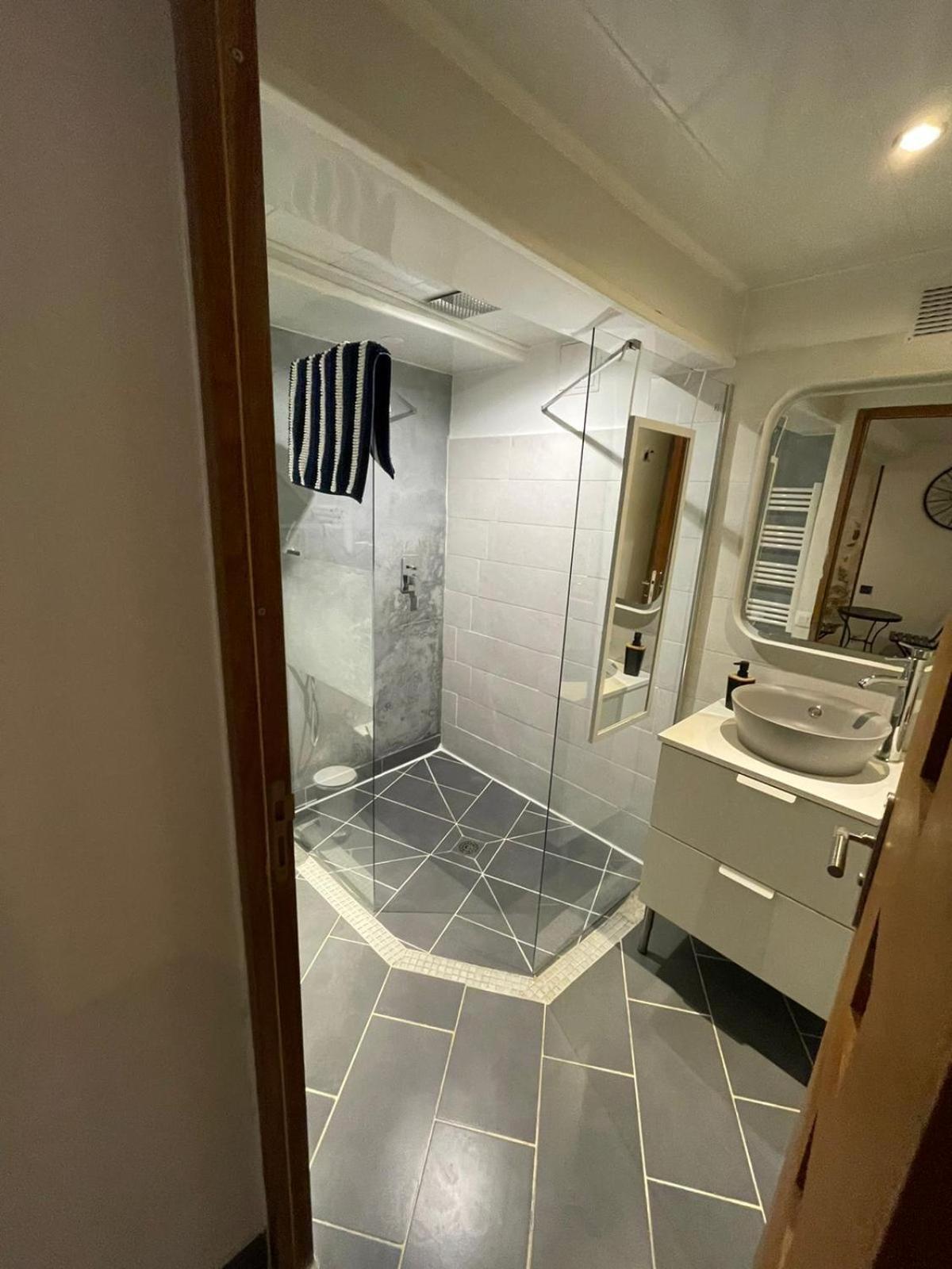 Spacious Town House With Balcony Монтаняк Екстериор снимка